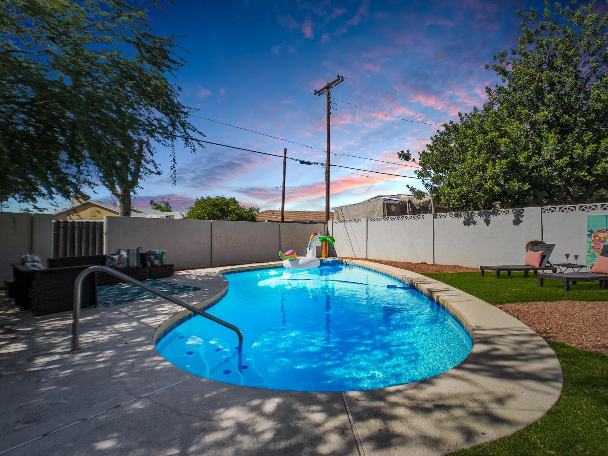 Old Town Oasis, Pool, Hot Tub & Prime Location! Holiday home