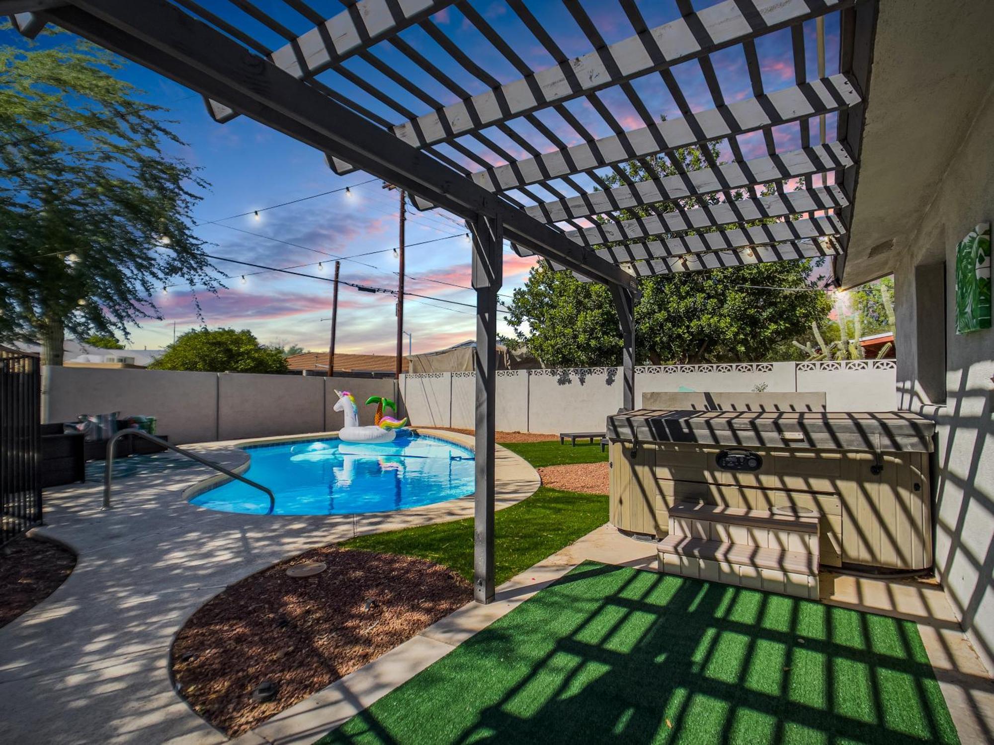 Old Town Oasis, Pool, Hot Tub & Prime Location! Holiday home *