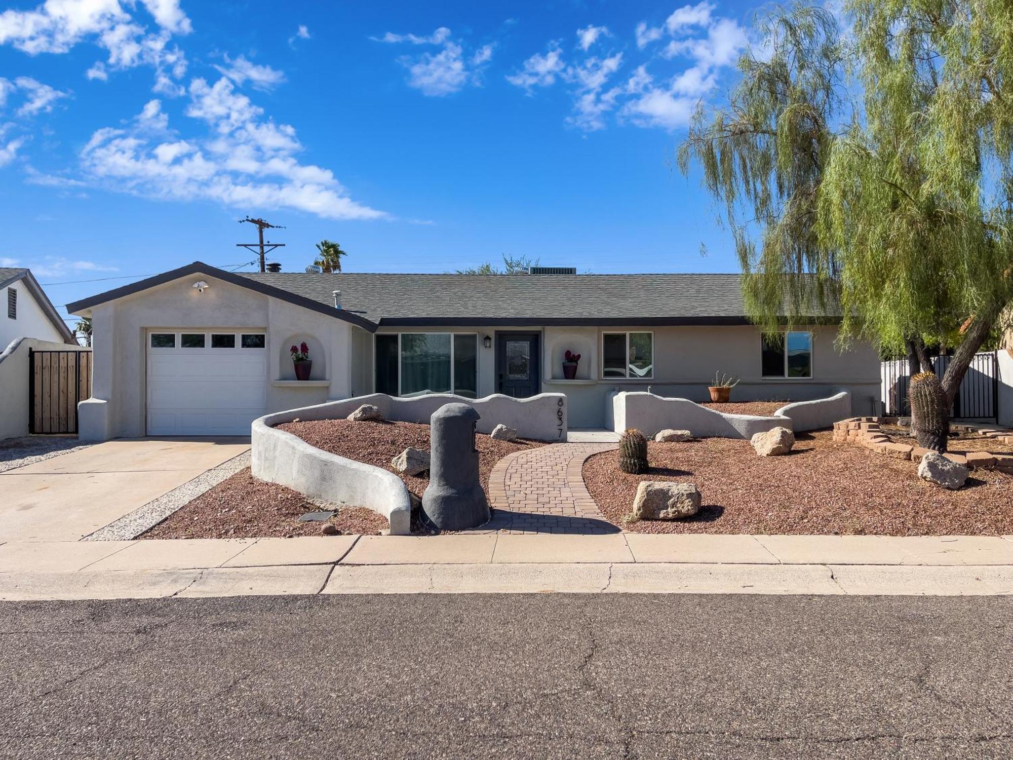 Old Town Oasis, Pool, Hot Tub & Prime Location! Holiday home